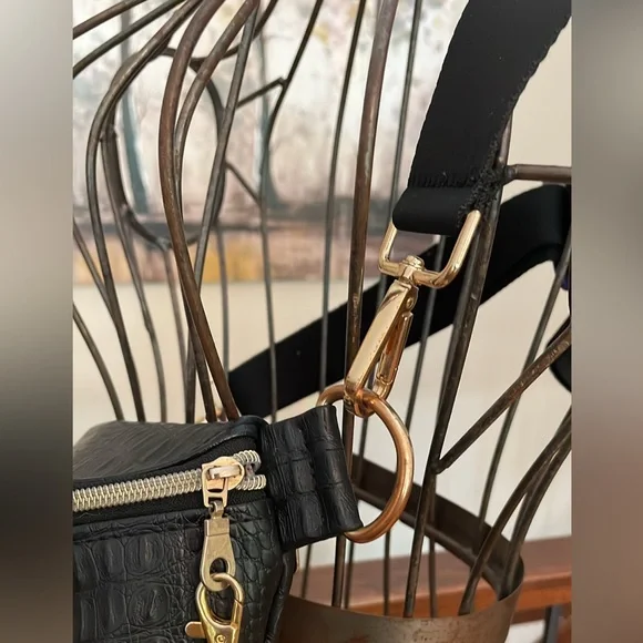 Makeup Junkie Large Sidekick Bag Shade of Onyx Silver Tassel Snakeskin Interior - Picture 5 of 11